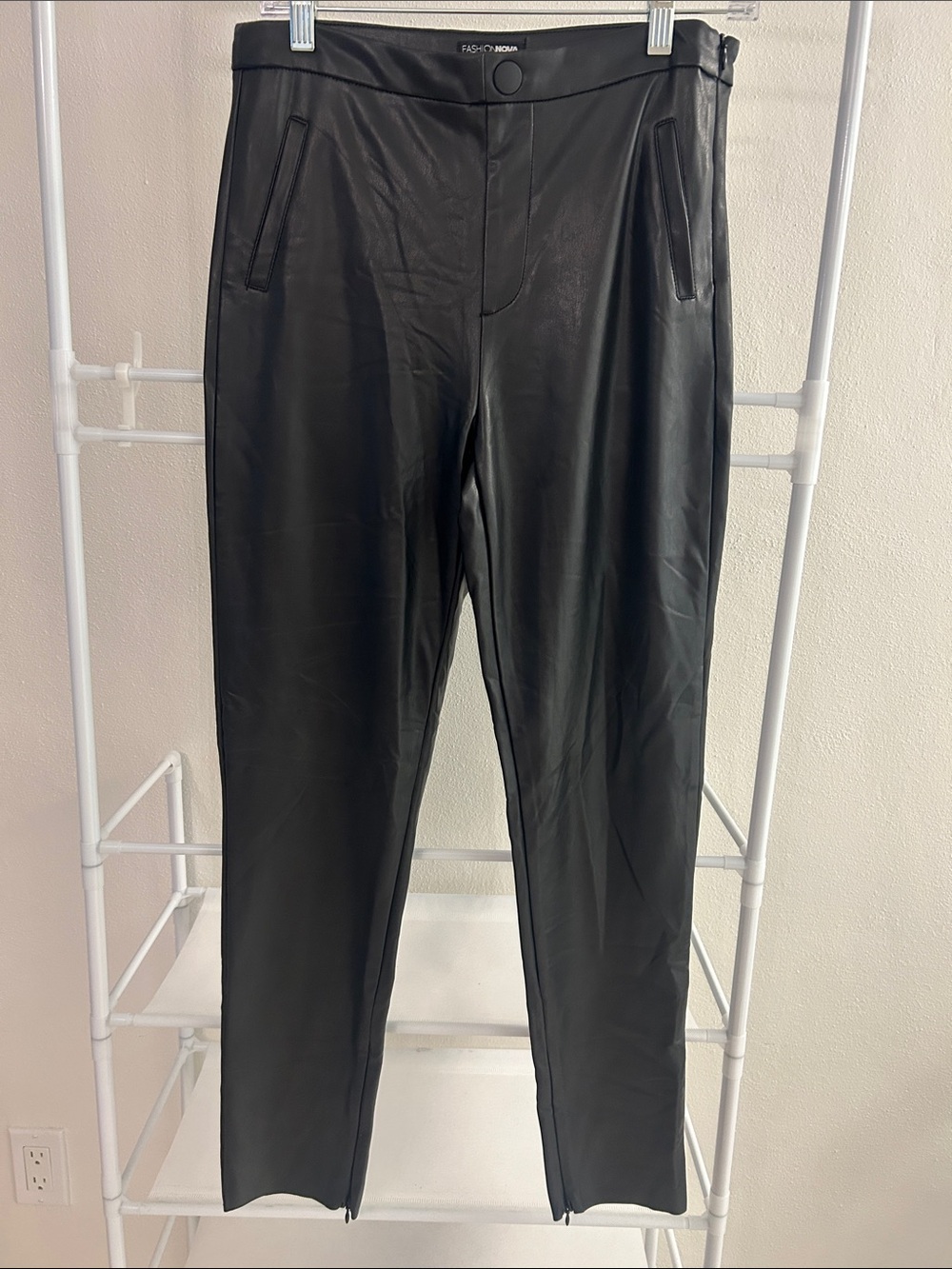 Fashion Nova women’s Black Faux Leather Tapered Pants medium.